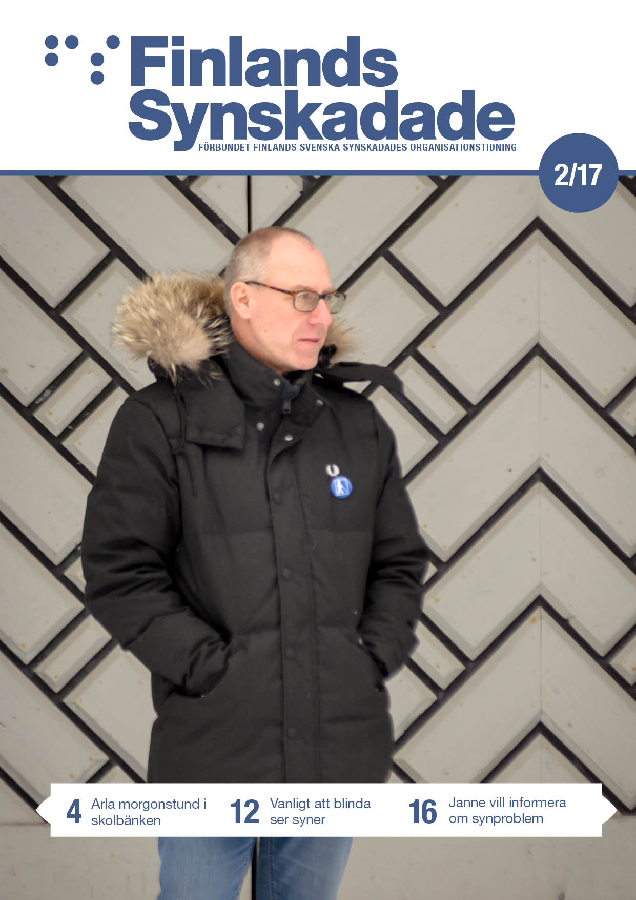 Pärmbild, FS nr 2 2017. Janne Sjöström står framför en mönstrad dörr. 