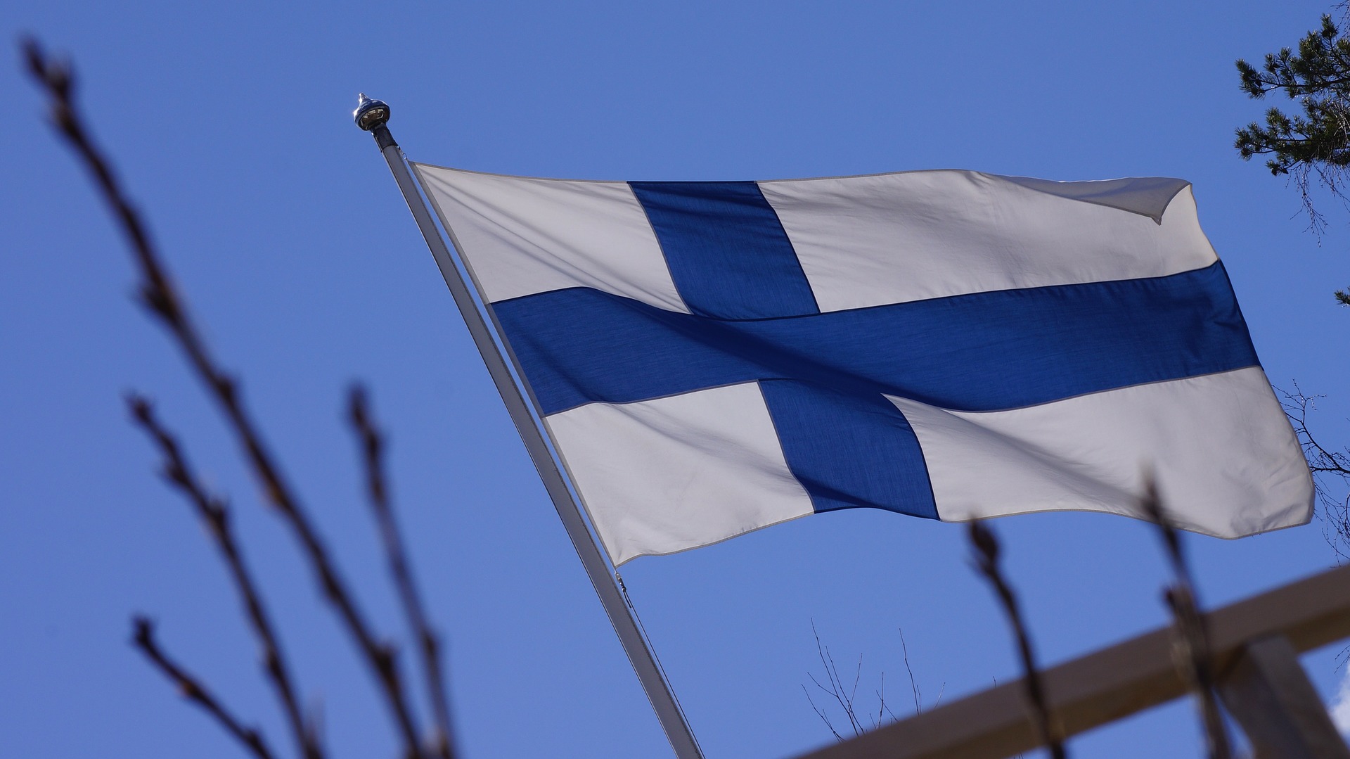 Finlands flagga mot blå himmel.
