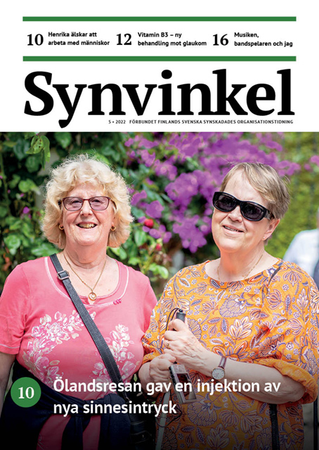 Anita Söder och Lilian Söderman på Öland. De bär färggranna kläder med blommönster. Bakom dem ser man en blommande rhododendronbuske. Foto: Tindra Englund