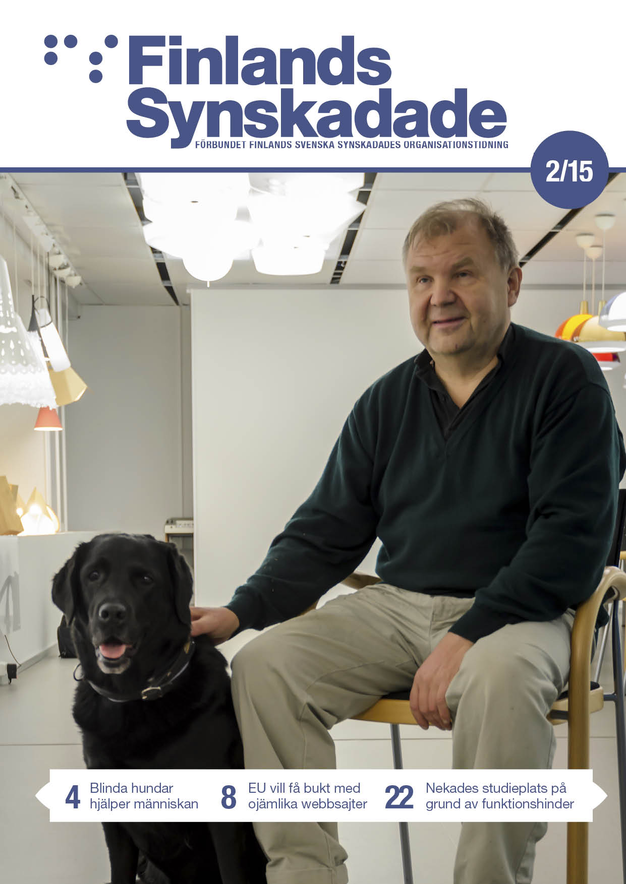 Pärmbild av Finlands Synskadade nr 2, 2015. På bildens sitter Jukka Jokiniemi tillsammans med ledarhunden Fanny.