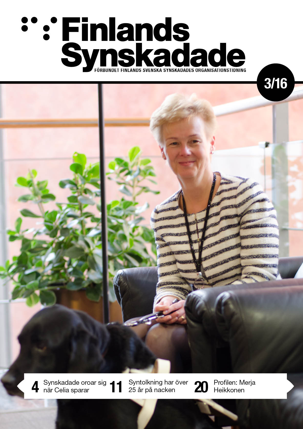 Merja Heikkinen kämpar för sina rättigheter. Hennes insats inom funktionshinderspolitiken är aktningsvärd. Hon sitter på en fåtölj med sin ledarhund framför sig. Foto: Sören Jonsson.