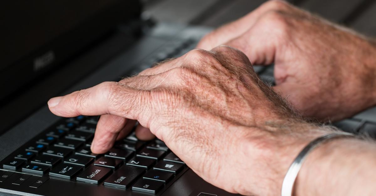 Händer som skriver på en laptops tangentbord.