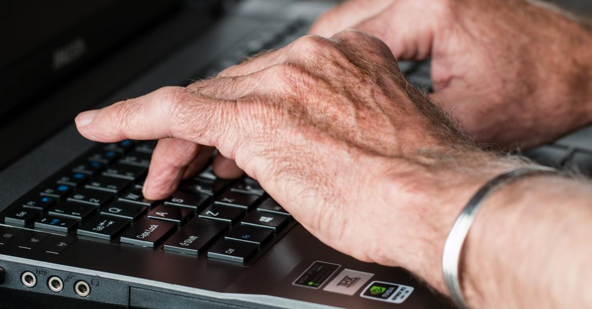 Händer som skriver på en dator för synskadade.