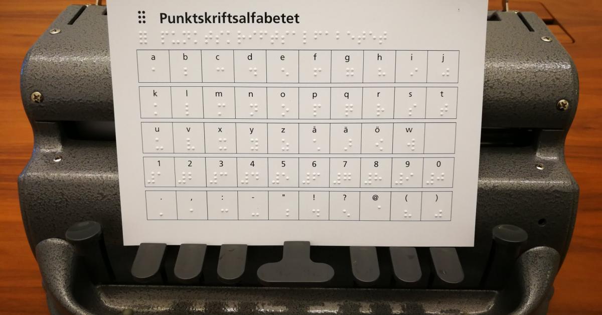 En punktskriftsmaskin med alfabetet upplagt på tangenterna
