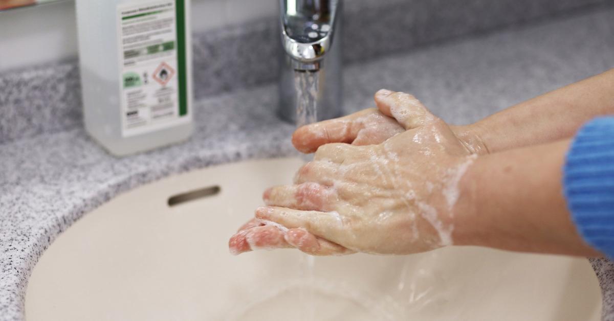 Handtvätt under rinnande vatten med skummande tvål.
