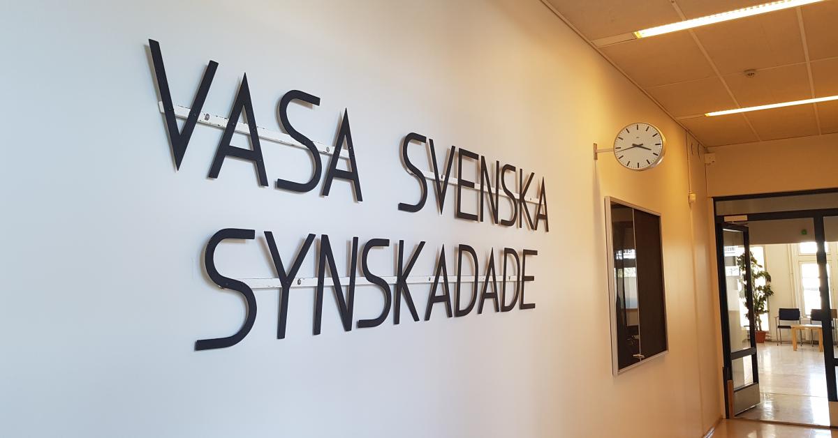Vasa Svenska Synskadade-skylt på vit vägg