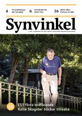 Pärmbild av Synvinkel. Kalle Skogster promenerar med sin vita käpp.