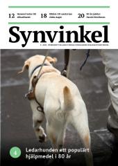 Pärmbild på Synvinkel 3/2020. En vit ledarhund i sele. 