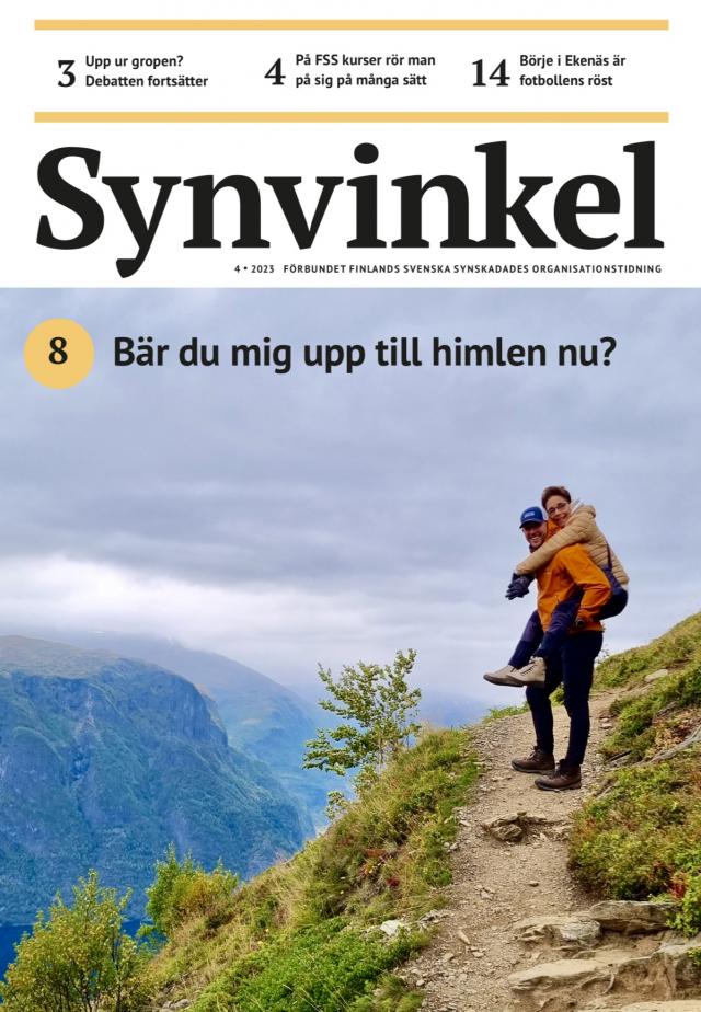 Marie Hav Lundkvist bärs på svärsonen Alex’ rygg upp längsmed en smal bergsstig i Norge. I bakgrunden syns bergstoppar och blå himmel. Alex och Marie tittar nöjda in i kameran och ler. FOTO: Privat.