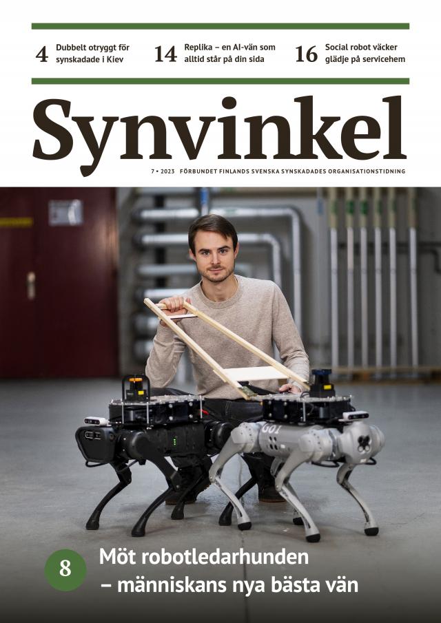 Forskaren Davide Plozza sitter på huk i sitt laboratorium och visar upp en grå och en svart robotledarhund. Hundarna har böjda ben, kameror och lådliknande elektronik på ryggen. Foto: Marco Giordano