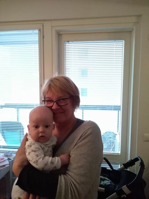 Eivor Hafström håller i sitt barnbarn.